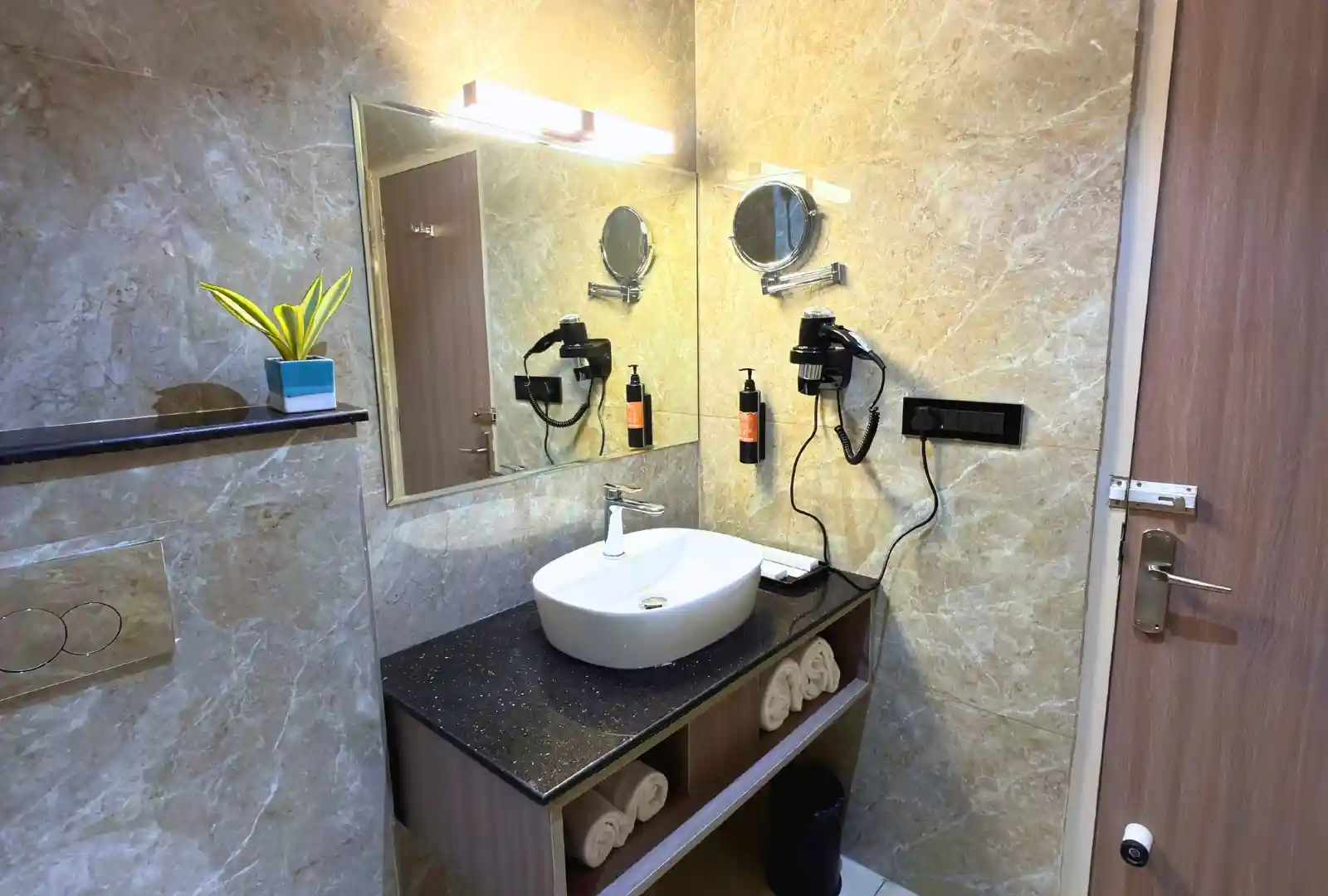 Deluxe Suite with Mountain Backdrop - Golden Bagh Alwar