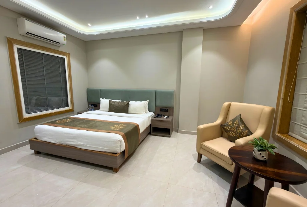 Elite Suite Master Bed & Lounge